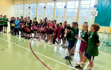 Zawody w unihokeja młodszych dziewcząt oraz chłopc&oacute;w klas  IV-VI 14