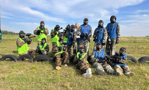 Współpraca, adrenalina i dobra zabawa – klasa 7b na paintballu