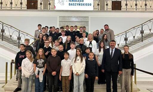 Wyjątkowa lekcja patriotyzmu –  uczniowie klas VII i VIII z wizytą w Warszawie